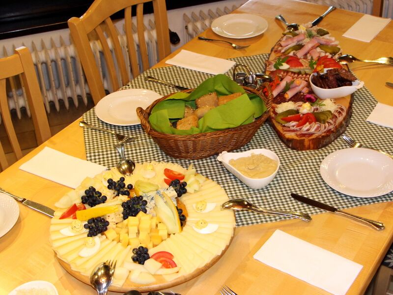 Datei:SK Jausentisch.JPG