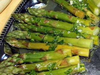 Vorspeise kalt: grüner Spargl in Marinade