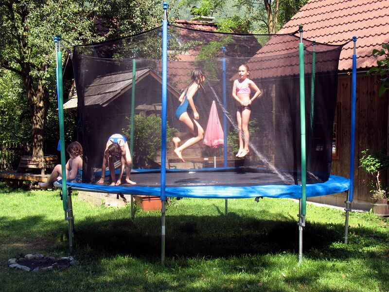 Datei:SH Kinder Trampolin.jpg