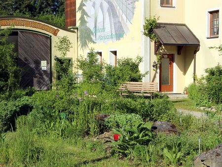 Ostseite vom Südgartenhaus am Morgen Ende Mai