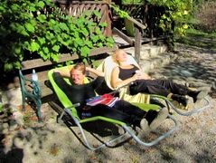 Relaxen beim Teichhaus in Herbstsonne