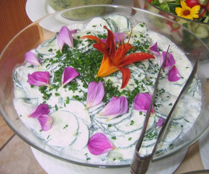 Datei:Gurkensalat mit Blüten.jpg