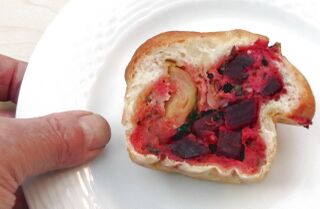 Rote Rüben-Krapferl auf geschnitten