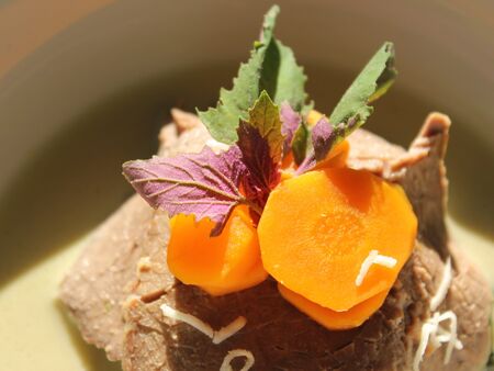 Magentamelde auf regionalem Rindfleisch