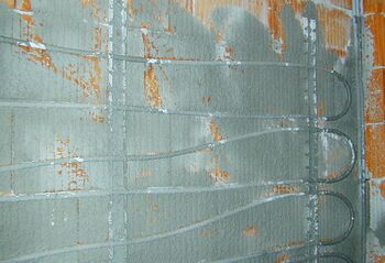 Wandheizung überspritzt - noch nicht mit Mörtel geputzt