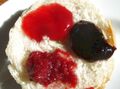 Frühstück mit Marmeladenproben