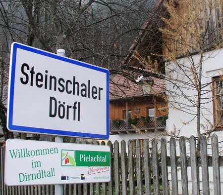 Steinschaler Dörfl Ortsschild im Herbst