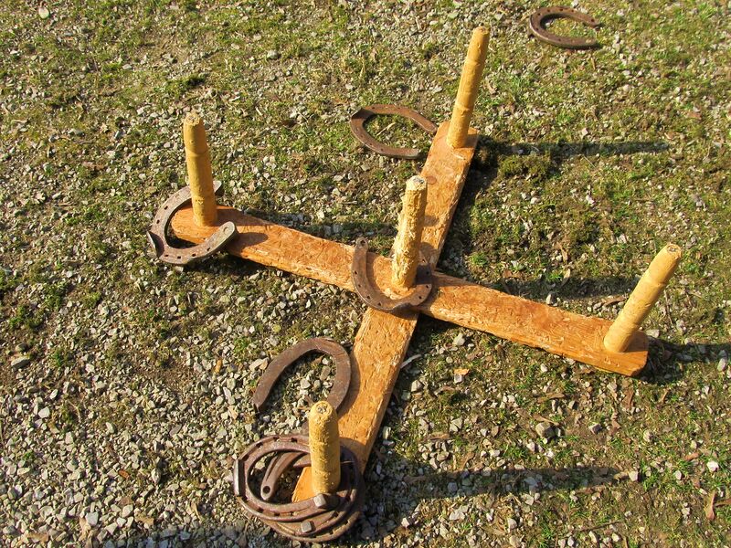 Datei:ALMO Hufeisen werfen.jpg