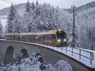 Himmelstreppe im Winter auf Viadukt