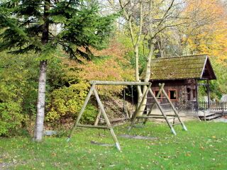 Kinderhaus im Herbst