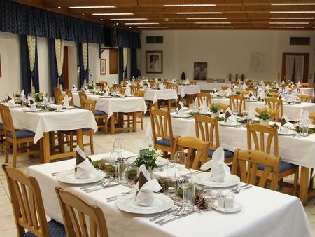 Saal König: Feier mit schräg gestellten Tischen