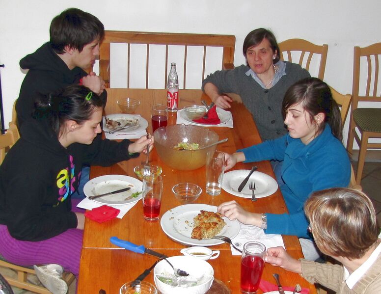 Datei:Fam beim Essen.jpg