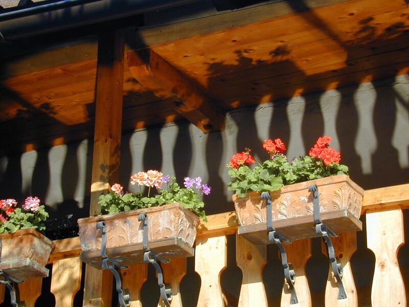 Datei:SH Innenhof Blumen Balustrade.jpg