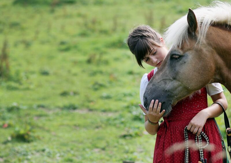 Datei:SH Johanna mit Pferd.jpg