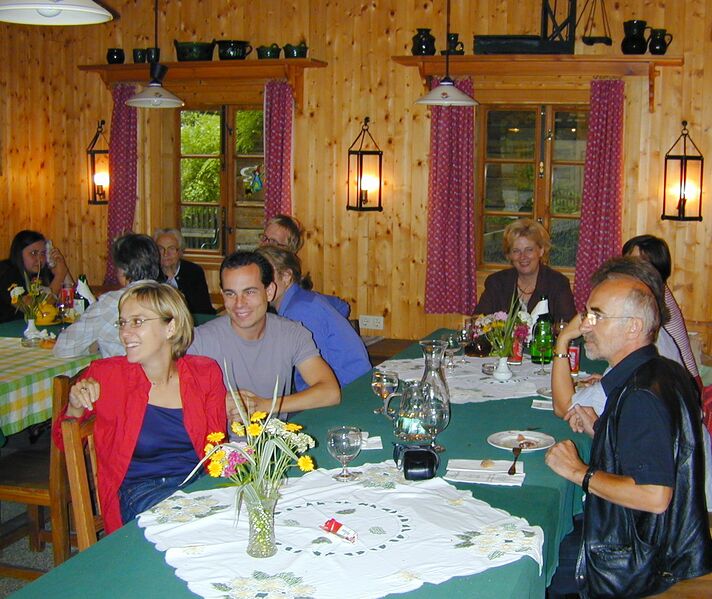 Datei:Gute Stimmung in Pfluaghittn2.jpg