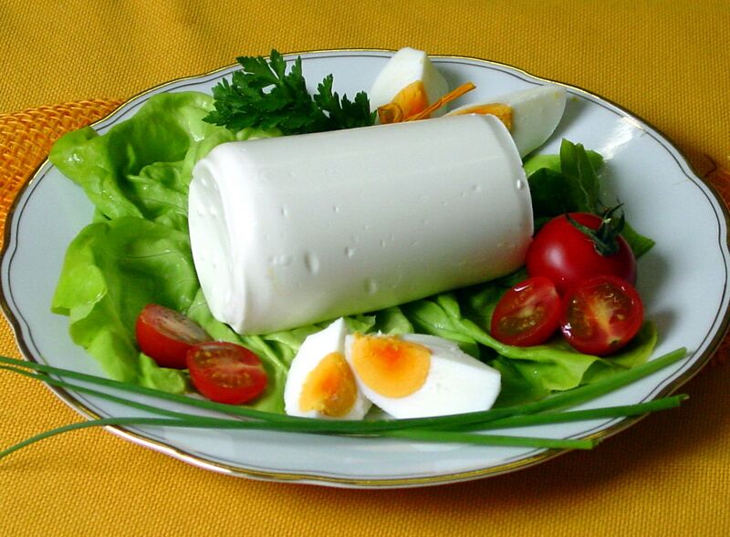 Datei:Schafkäserolle auf Salat.jpg