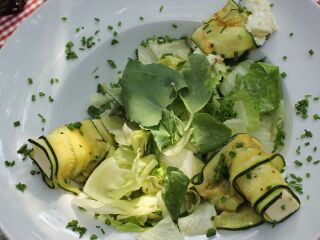 Wildkräutersalat mit Schafkäse-Zucchini-Röllchen