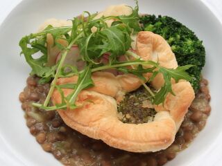 Blätterteigschüsserl Kräuter-Champignon-Linsen