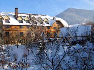 Hotel mit Garten im Winter