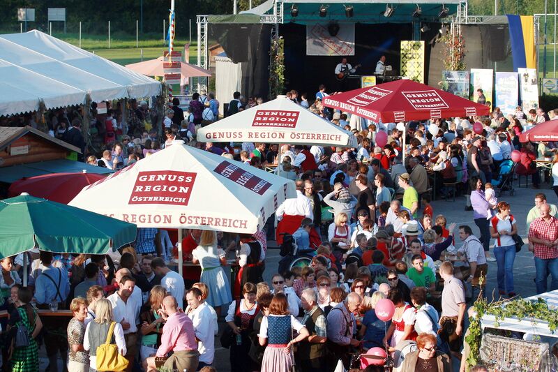 Datei:Dirndlkirtag Menge2011.jpg