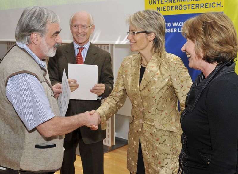 Datei:Fairantwortung Übergabe Okt 2010.jpg