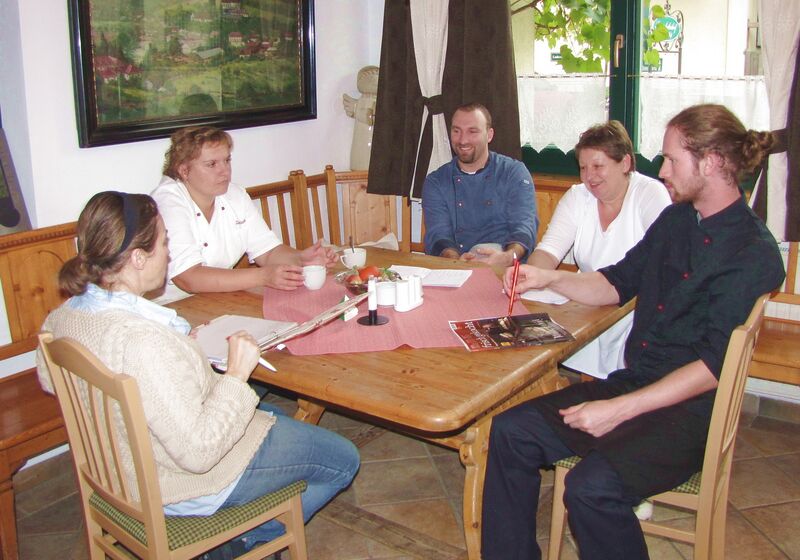 Datei:Küchenmeeting 2.jpg