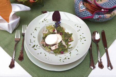 Wildkräutersalat mit Schafskäse