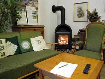 Sitzecke mit Ofen im Jogelzimmer