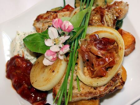 Dirndl-Kottelet mit roter Haussauce