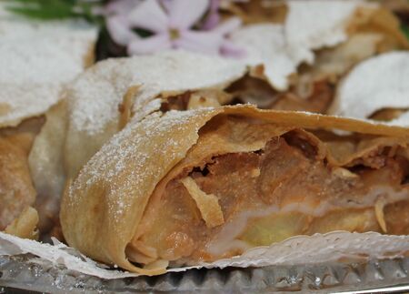 Hausgemachter warmer Apfelstrudel