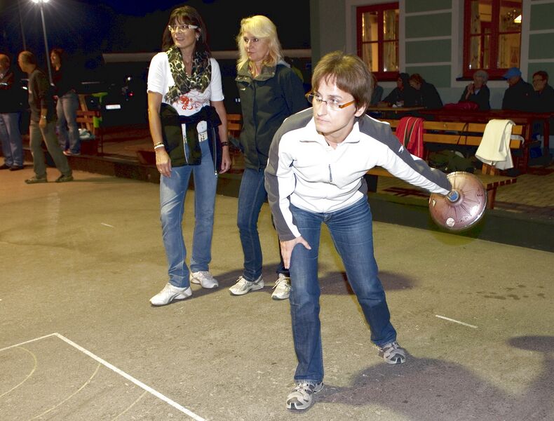 Datei:Stockschiessen Dame.jpg