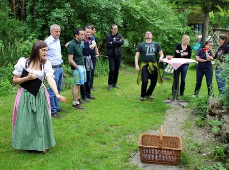 Dirndlkern spucken in Korb