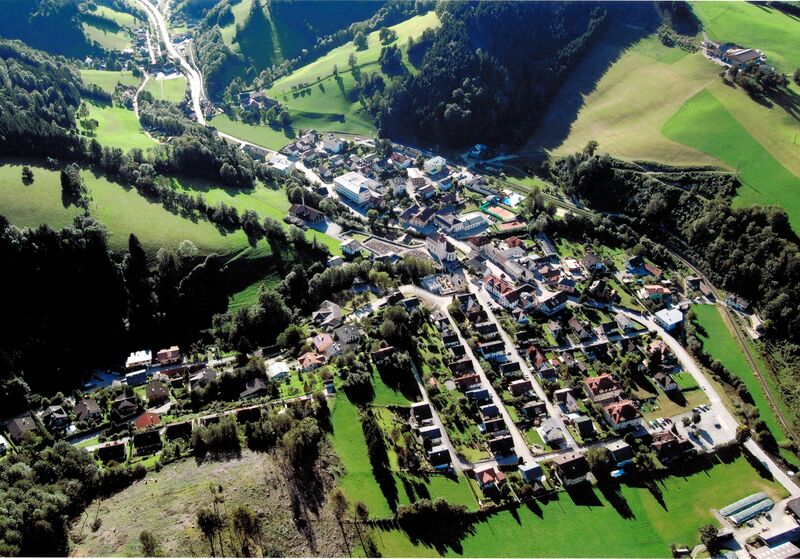 Datei:Frankenfels Luftaufnahme 2011.jpg