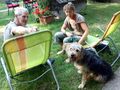 Billi und Familie im Garten