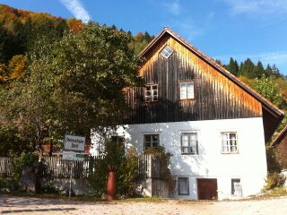 Herrenhaus - Bauernhaus: Talgiebelseite im Herbst