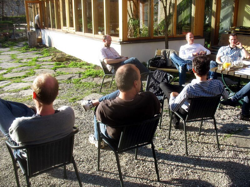 Datei:Gruppenarbeit im Freien April.jpg