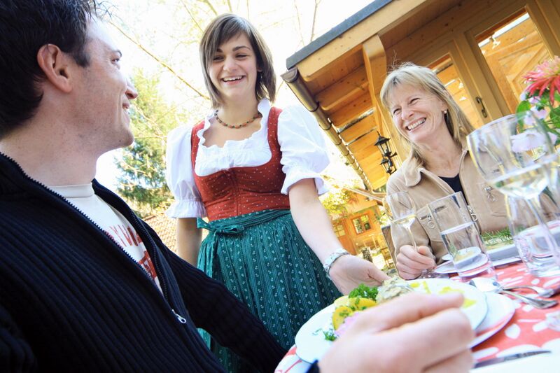 Datei:Cila Service auf Terrasse.jpg