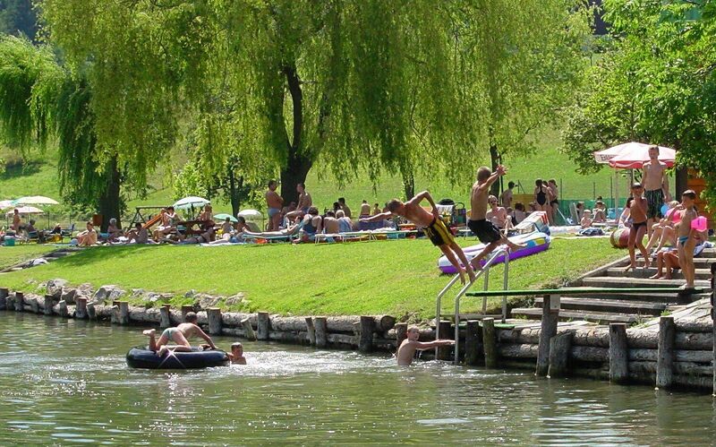 Datei:Rabensteiner Bad mit Pielachufer.jpg