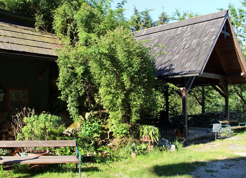 Datei:SH Südgarten Mostiniun Kräuterhüttn.jpg