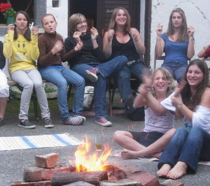 Datei:Wirth Academy Lagerfeuer mit Rhytmus.jpg