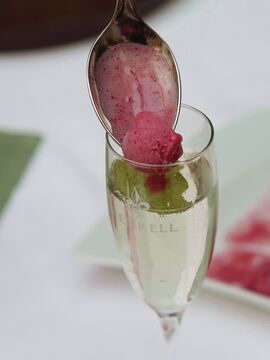 Option zur Verkostung: Dirndleis mit Sekt