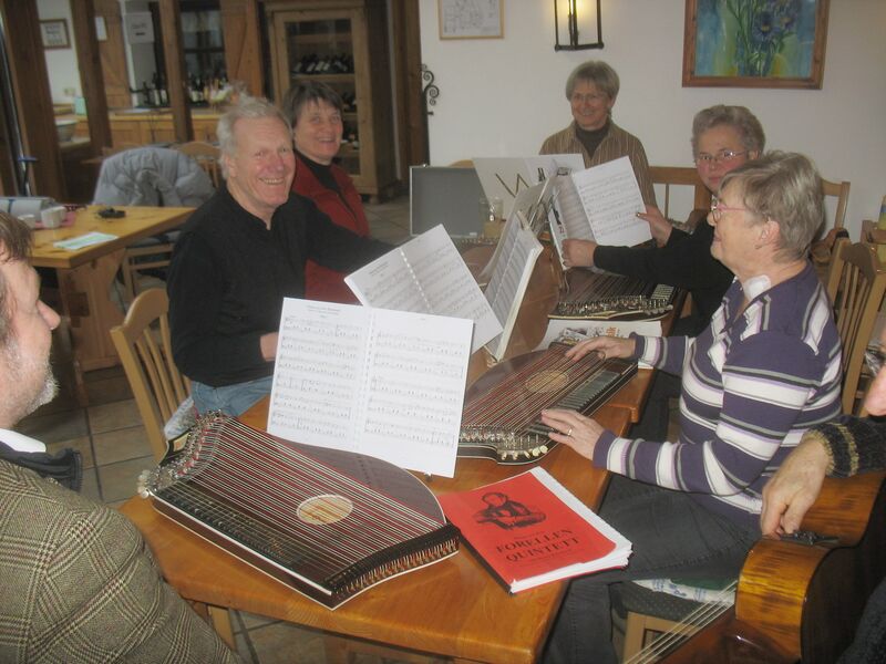 Datei:Dirndltaler Zithergruppe Probe.jpg