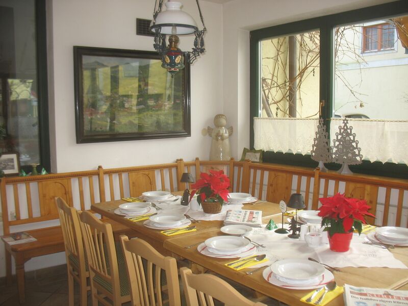 Datei:Jogeltisch z Essen.jpg