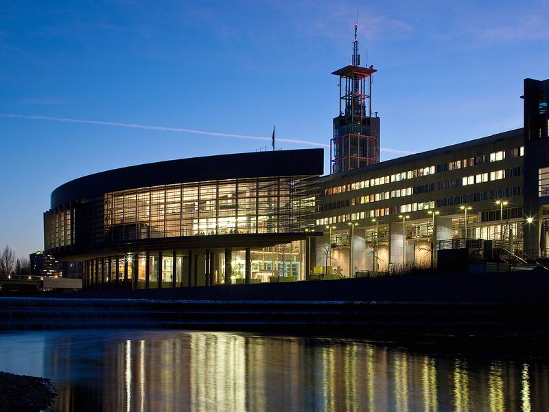 Datei:Landhausschiff u Klangturm.jpg