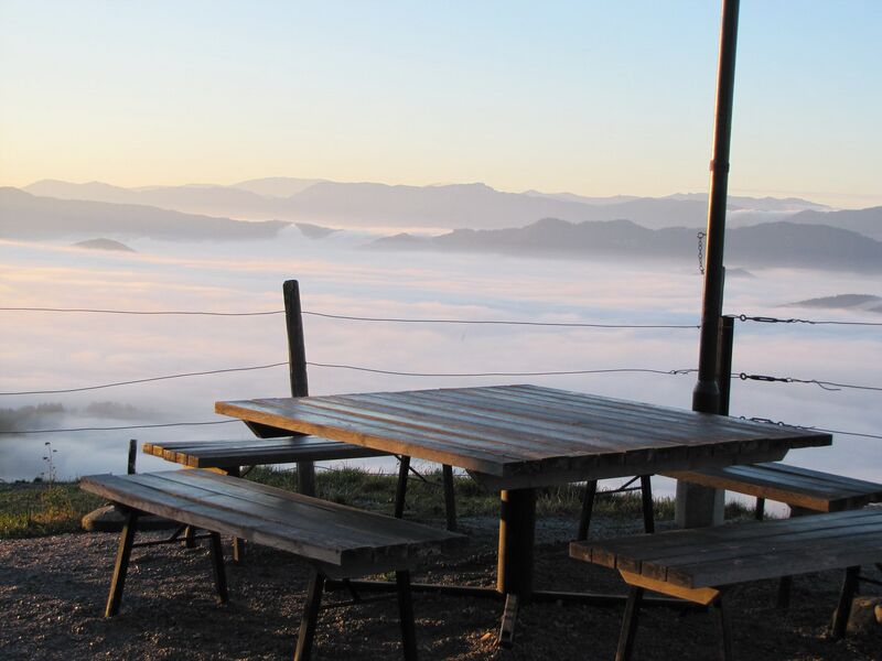 Datei:EST Morgenstimmung Okt2010 Hütte.jpg