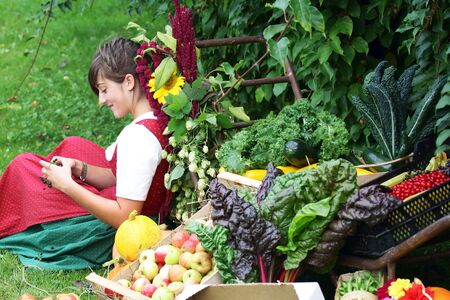 Johanna mit Gartenernte