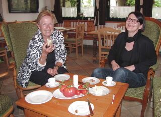 Dr. Fenzl (ehemalige Sekretärin Kardinal Dr. König) und Brigitte Weiß (Markenbüro)