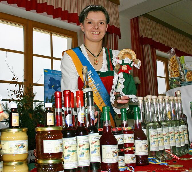 Datei:Alt-Dirndlkönigin Melanie rd.jpg