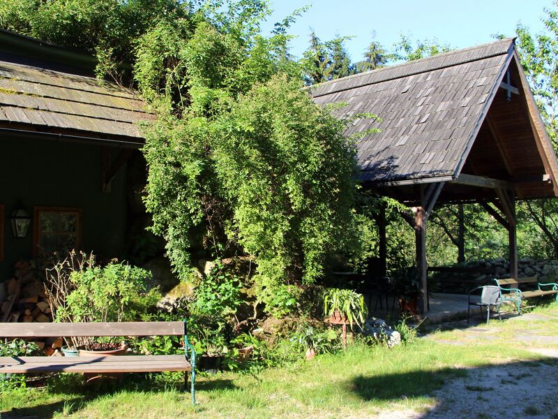 Datei:SH Südgarten Mostiniun Kräuterhütte.jpg