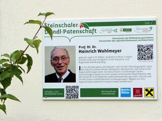Dirndlpate Heinz Wohlmeyer - Schild am Bahnhof Steinschal
